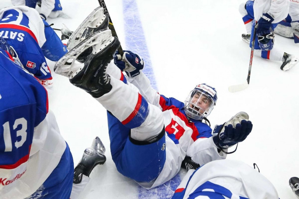 Radosť slovenských hokejistov po postupe do semifinále. FOTO: IIHF