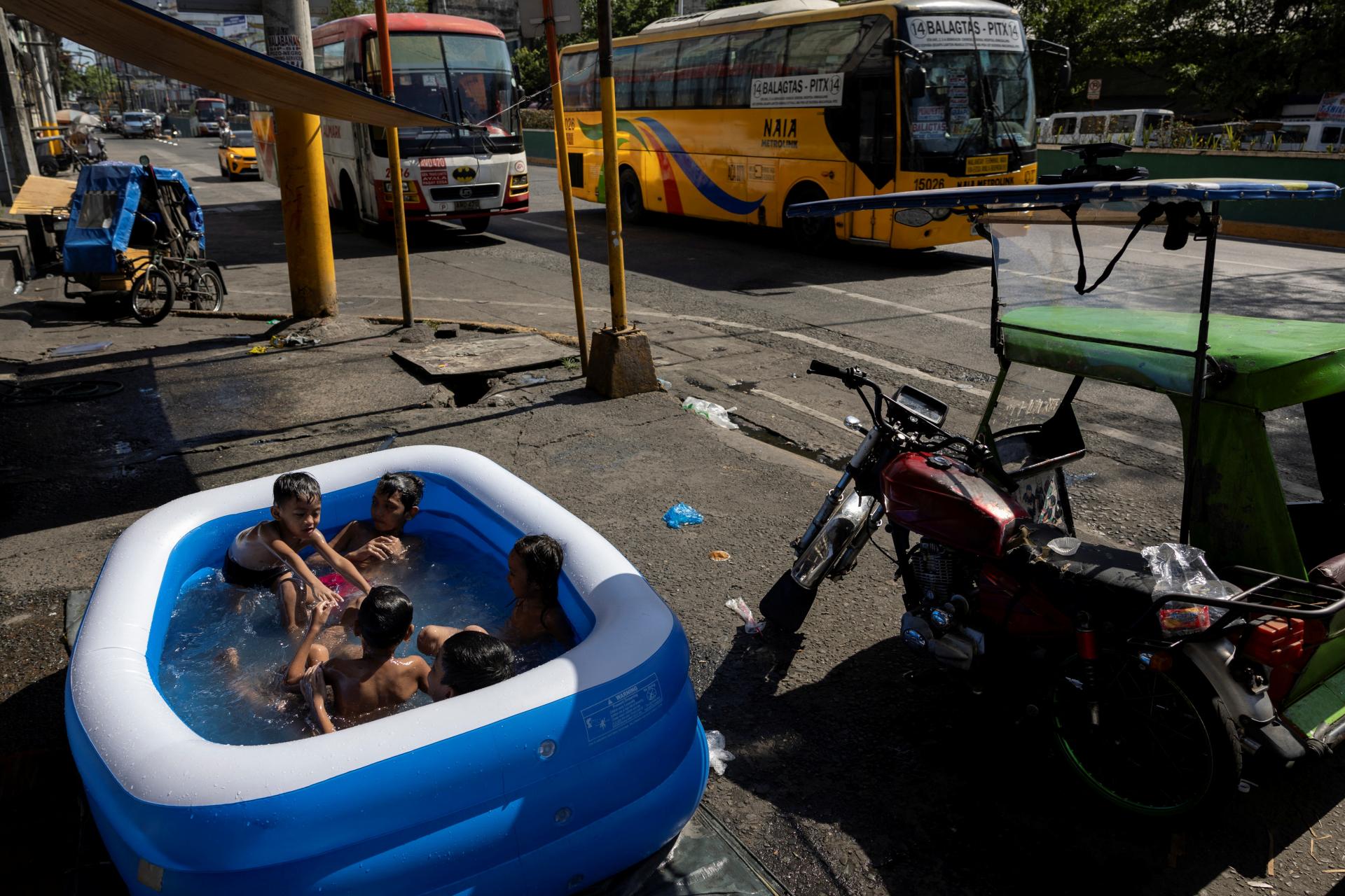 Bazény v uliciach, výpadky elektriny. Juhovýchodnú Áziu drvia rekordné teploty, pred ktorými niet úniku