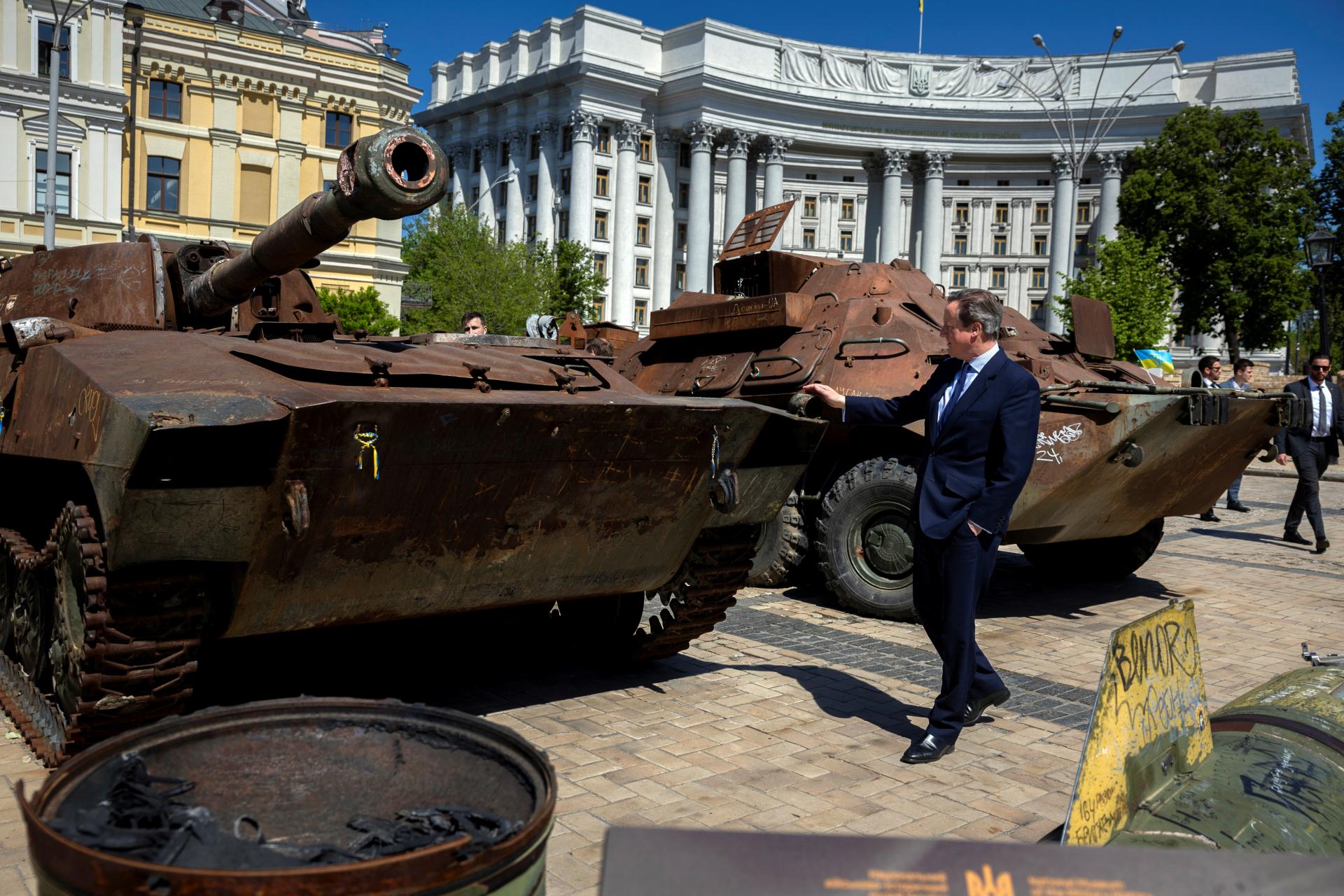Ukrajina má právo použiť naše zbrane v Rusku, povedal britský minister zahraničia