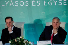 Maďarský premiér Viktor Orbán a minister financií Mihály Varga. FOTO: Reuters