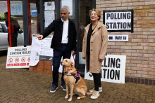 Starosta Londýna Sadiq Khan so svojou manželkom a psom pred volebnou miestnosťou. FOTO: Reuters​