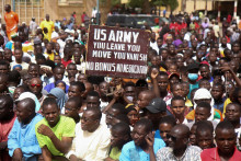 Protest proti vojenskej prítomnosti USA v Niamey. FOTO: Reuters