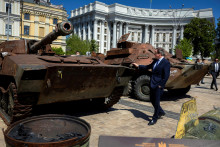 Britský minister zahraničných vecí David Cameron prechádza popri výstave zničených ruských vojenských vozidiel na Námestí svätého Michala v Kyjeve. FOTO: Reuters