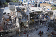 Poškodený dom po izraelskom údere v Rafahu na juhu Pásma Gazy. FOTO: Reuters