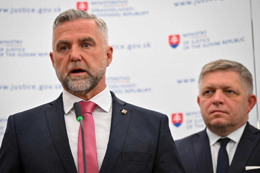Poslanec za Smer Tibor Gašpar (vľavo) bráni nový štatút SIS, ktorý prijala vláda Roberta Fica. FOTO: TASR/Pavol Zachar