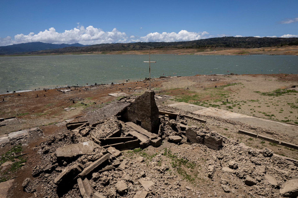 Staré potopené mesto, ktoré sa znovu objavilo po extrémnych horúčavách v Pantabangane. FOTO: Reuters