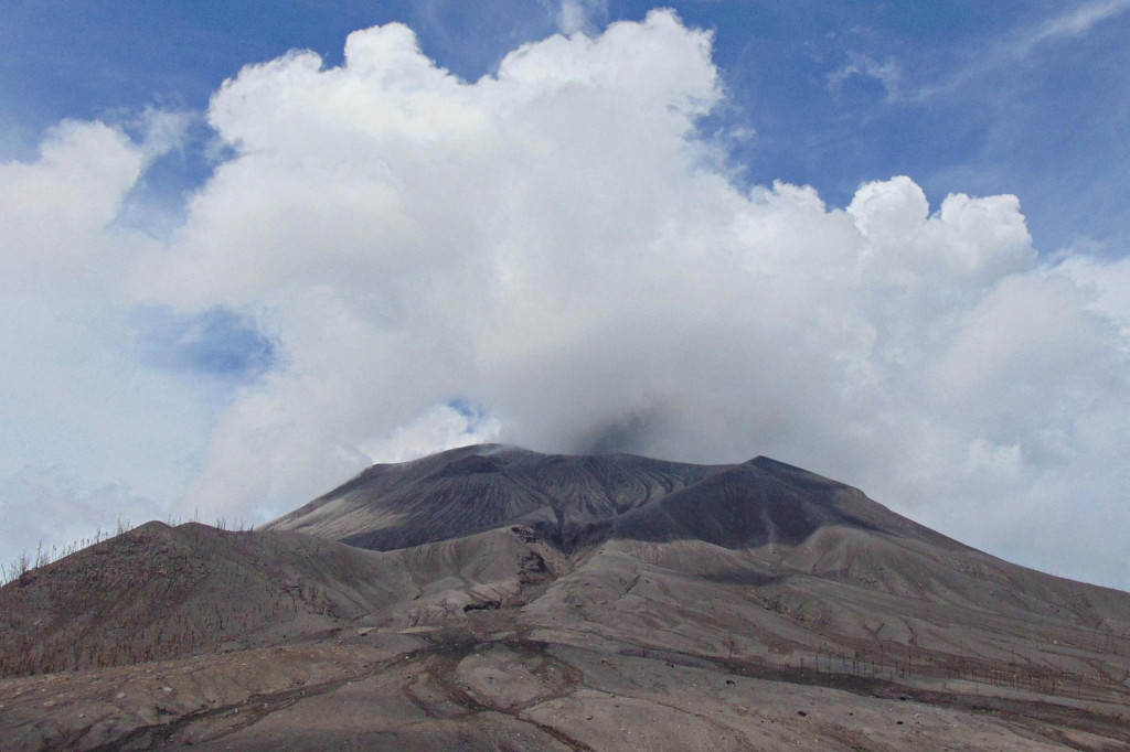 Sopka Ruang chrlí sopečný popol. FOTO: Reuters