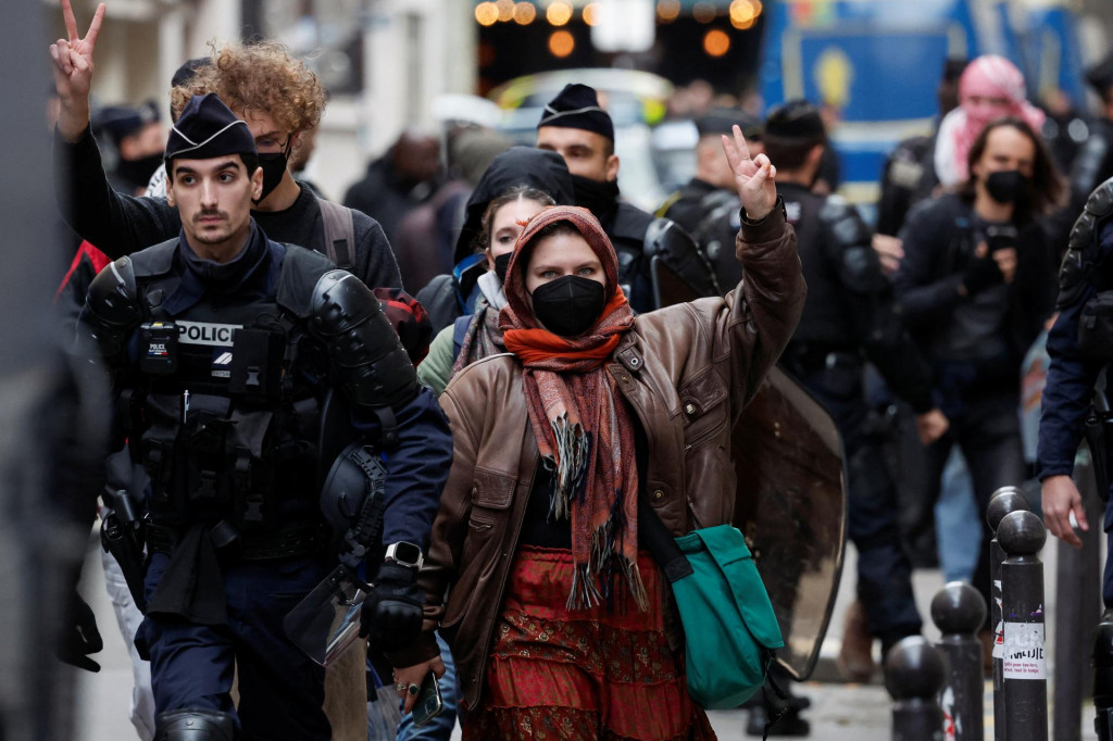 Demonštranti na podporu Palestínčanov v Gaze sú eskortovaní policajnými silami počas evakuácie univerzity Sciences Po v Paríži. FOTO: Reuters