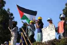 Demonštranti sa zhromažďujú na podporu Palestínčanov v Gaze na Kalifornskej univerzite v Los Angeles. FOTO: Reuters