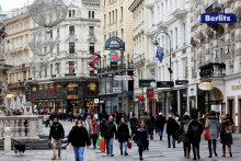 Ľudia kráčajú po nákupnej ulici vo Viedni. FOTO: Reuters