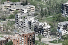 Zničená obec Očeretyne, ktorá je cieľom ostreľovania ruskej armády v Doneckej oblasti na východe Ukrajiny. FOTO: TASR/AP