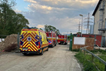 Sanitka a záchranárske autá sú na mieste nehody vetroňa, ku ktorej došlo v Martine. FOTO: TASR/KR PZ v Žiline
