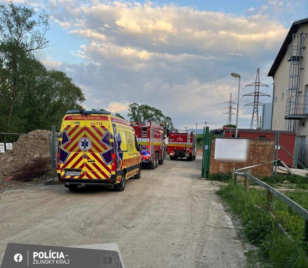 Sanitka a záchranárske autá sú na mieste nehody vetroňa, ku ktorej došlo v Martine. FOTO: TASR/KR PZ v Žiline