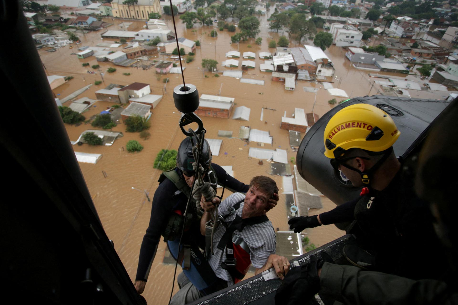 Záplavy v Brazílii majú desiatky obetí a zranených, silné dažde vyhnali ľudí z domovov