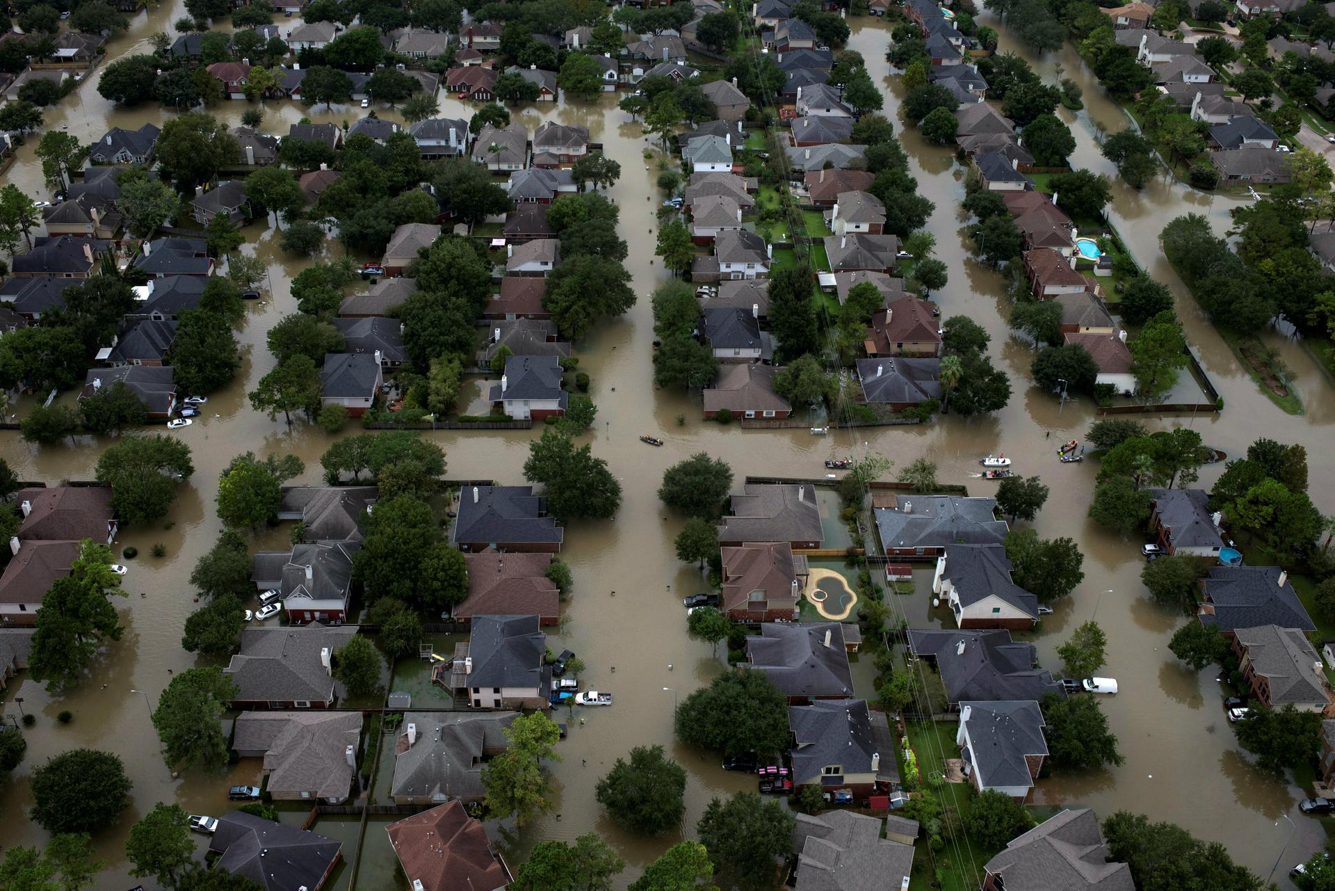 Houston zasiahli silné búrky, stovky ľudí museli byť evakuované kvôli záplavám