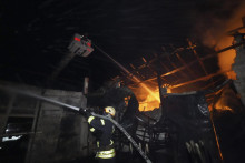 Hasiči hasia požiar po útoku ruskej armády na mesto Charkov na východe Ukrajiny. FOTO: TASR/AP