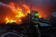Hasič pracuje na mieste ruského raketového útoku. FOTO: Reuters
