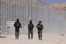 Izraelskí vojaci hliadkujú na izraelskej strane hraničného plota. FOTO: Reuters