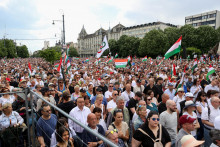 Ľudia sa v Debrecíne zúčastňujú protivládneho protestu vedeného bývalým predstaviteľom vlády a lídrom strany Rešpekt a sloboda Petrom Magyarom. FOTO: Reuters