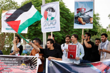 Irackí študenti sa zhromažďujú počas protestu v solidarite s americkými univerzitnými študentmi, ktorí protestujú na podporu Palestínčanov v Gaze. FOTO: Reuters