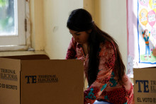 Osoba volí v deň všeobecných volieb v Panama City. FOTO: Reuters