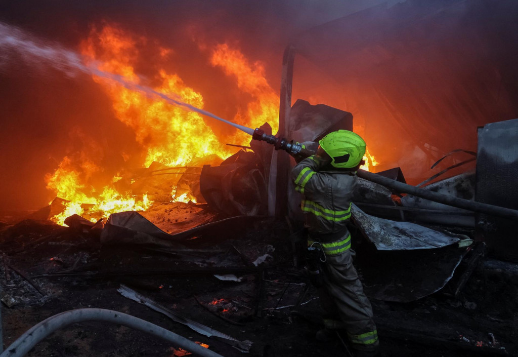 Hasič pracuje na mieste ruského raketového útoku. FOTO: Reuters
