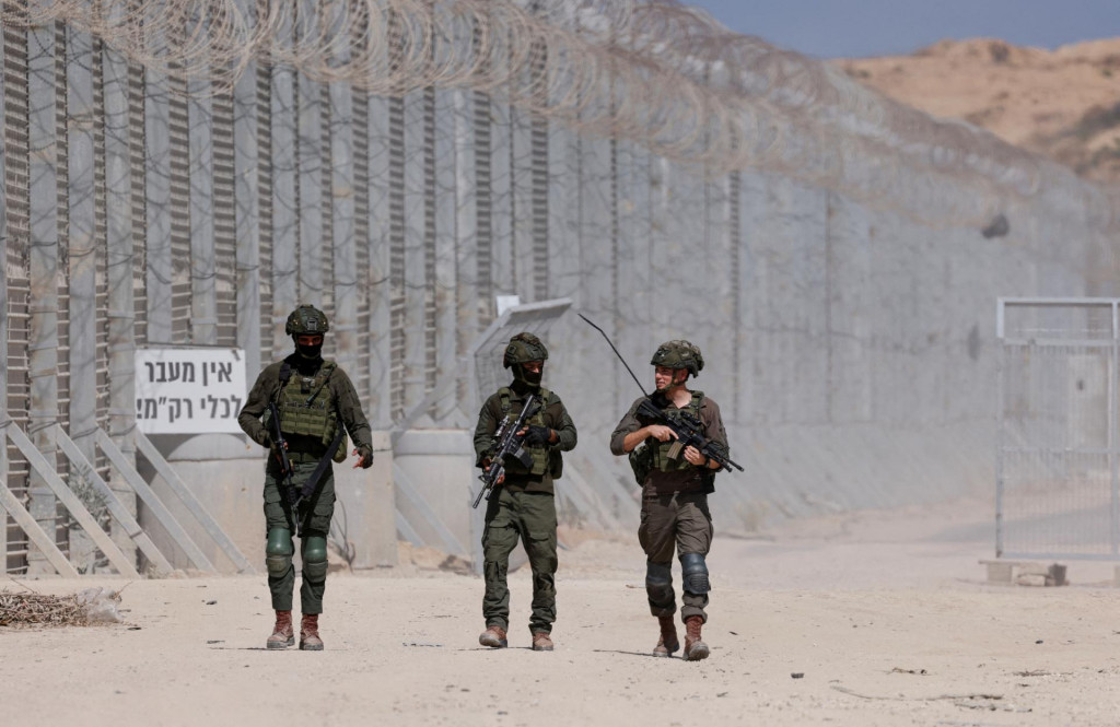 Izraelskí vojaci hliadkujú na izraelskej strane hraničného plota. FOTO: Reuters