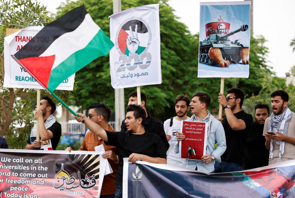 Irackí študenti sa zhromažďujú počas protestu v solidarite s americkými univerzitnými študentmi, ktorí protestujú na podporu Palestínčanov v Gaze. FOTO: Reuters