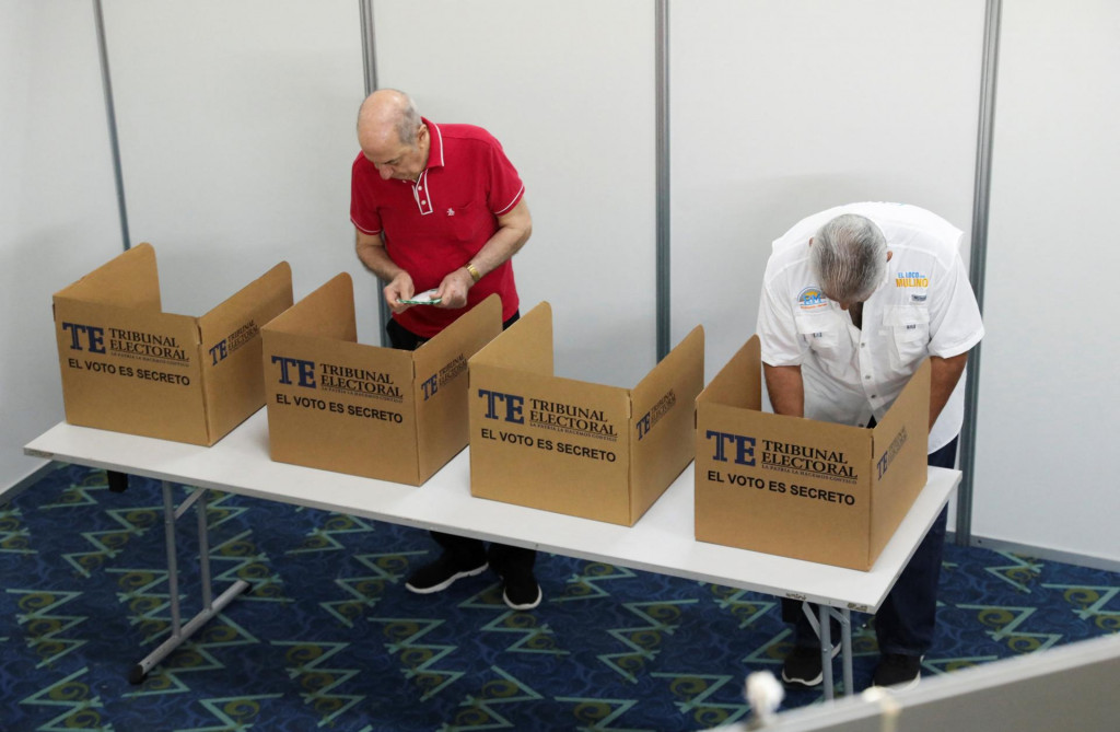 Prezidentský kandidát Jose Raul Mulino hlasuje vo všeobecných voľbách v Panama City. FOTO: Reuters