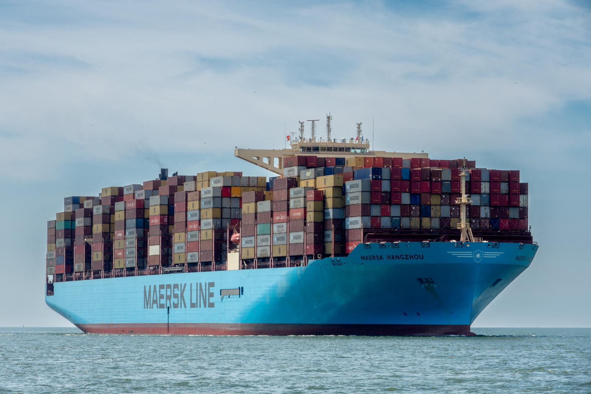 Útoky húsíovcov aj v druhom štvrťroku znížili kapacitu prepravy lodných kontajnerov, hlási Maersk