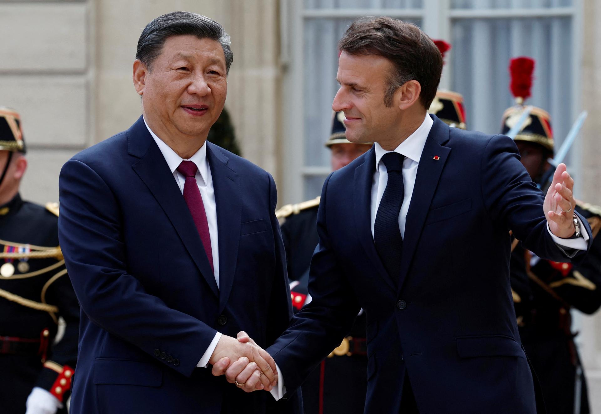 Európa je priorita, povedal Si Ťin-pching v Paríži. Macron ho usadil k holému stolu