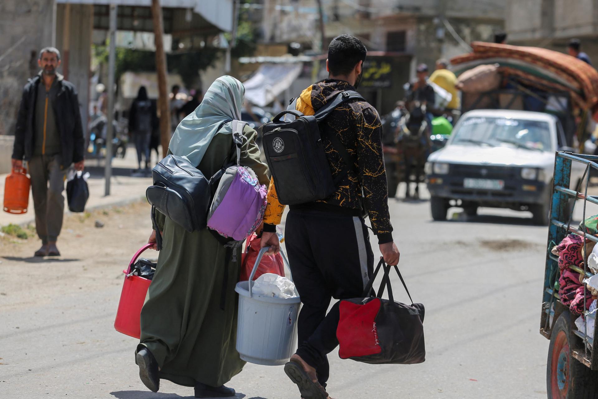 Zúfalí a premočení od dažďa. Civilisti opúšťajú Rafah pre hrozbu bombardovania, musia hľadať útočisko inde