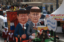 Vladimir Putin a Si Ťin-pching - pouličný karneval v nemeckom Kolíne nad Rýnom. FOTO: Profimedia