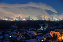 Ruský ropný a plynárenský priemysel je dlhodobo odvetvím s najvyššími mzdami v krajine. Na snímke rafinéria v Omsku. FOTO: Reuters