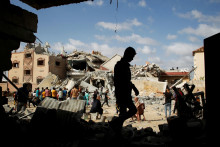 Palestínčania kontrolujú miesto izraelského útoku v Rafahu. FOTO: Reuters