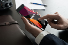 Fínska spoločnosť Swappie, ktorá vykupuje, repasuje a predáva iPhony, na Slovensku uzavrela spoluprácu s Packetou.