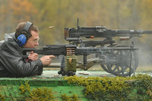 Dmitrij Medvedev počas návštevy závodu na výrobu zbraní. FOTO: Profimedia