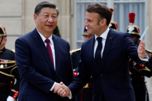 Francúzsky prezident Emmanuel Macron víta čínskeho prezidenta Si Ťin-pchinga. FOTO: Reuters
