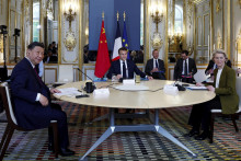 Francúzsky prezident Emmanuel Macron, čínsky prezident Si Ťin-pching a predsedníčka Európskej komisie Ursula von der Leyenová počas stretnutia v Elyzejskom paláci v Paríži. FOTO: TASR/AP