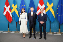 Dánsky kráľ Frederik X a kráľovná Mary sa stretli so švédskym premiérom Ulfom Kristerssonom vo Švédsku. FOTO: Reuters