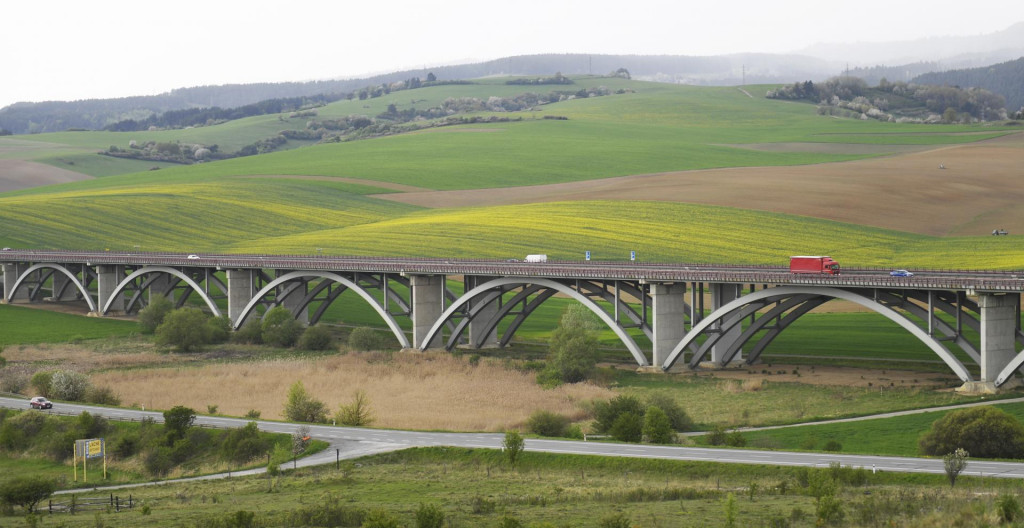 Z dlhopisov pre občanov by sa mohli financovať aj diaľnice. FOTO: TASR/F. Iván