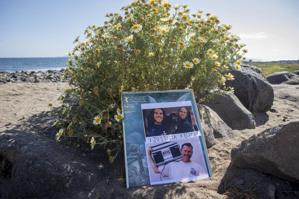 Fotografie zmiznutých zahraničných surferov sú umiestnené na pláži v mexickom meste Ensenada. FOTO: TASR/AP