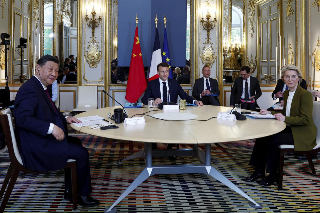 Francúzsky prezident Emmanuel Macron, čínsky prezident Si Ťin-pching a predsedníčka Európskej komisie Ursula von der Leyenová počas stretnutia v Elyzejskom paláci v Paríži. FOTO: TASR/AP