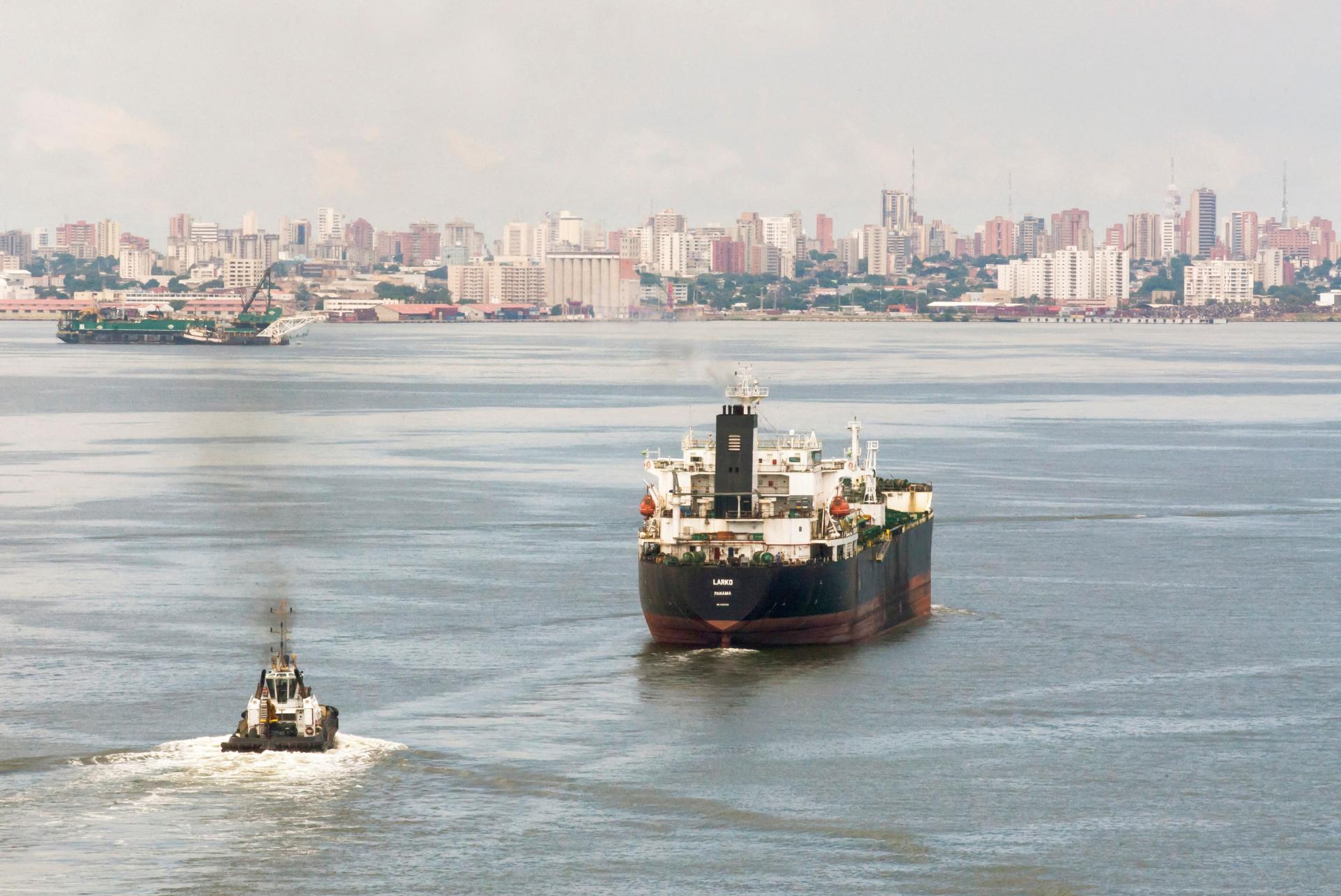Ruské ropné produkty sa hromadia na mori. Spoločnosti sa vyhýbajú priamemu dovozu