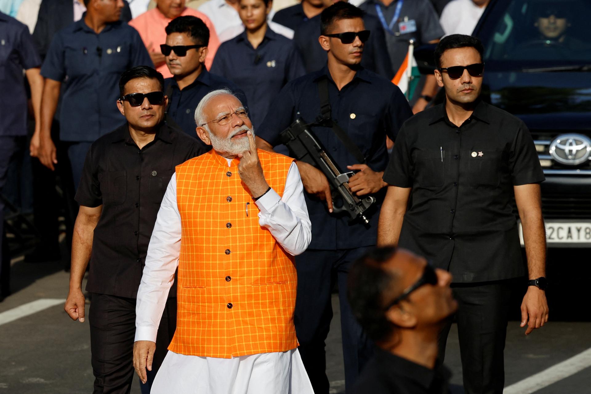 V tretej fáze indických volieb hlasoval favorit a súčasný premiér Módí, kampaň sa vyostruje