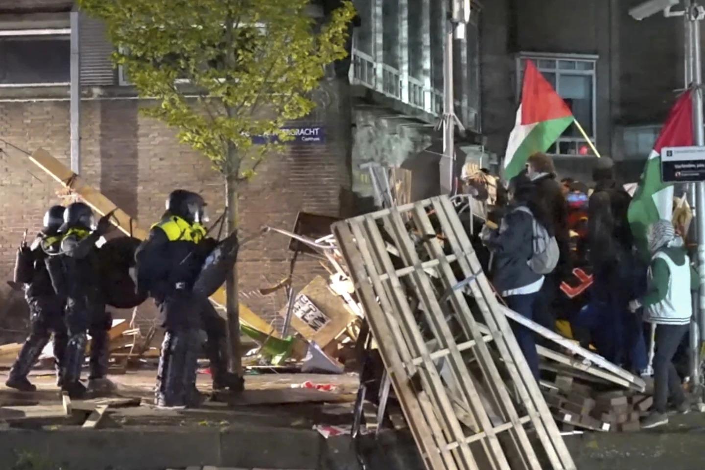 Holandská polícia ukončila propalestínsky protest na Amsterdamskej univerzite, zadržala vyše sto ľudí