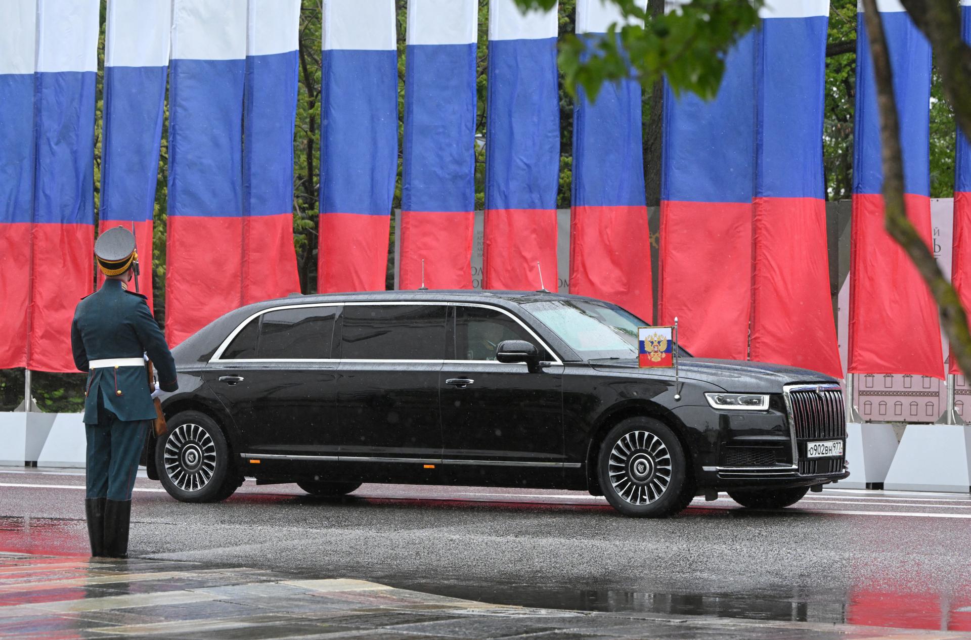 Rusko začne tento rok v bývalom závode Toyoty vyrábať limuzíny Aurus. Vozí sa v nich aj Putin