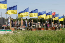 Veriaci navštevujú hroby svojich blízkych, mŕtvych ukrajinských obrancov, aby im vzdali úctu v deň Veľkej noci. FOTO: Reuters