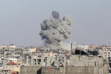 Dym stúpa po izraelských útokoch v Rafahu. FOTO: Reuters