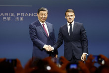 Francúzsky prezident Emmanuel Macron a jeho čínsky náprotivok Si Ťin-pching na obchodnom fóre v Paríži. FOTO: REUTERS